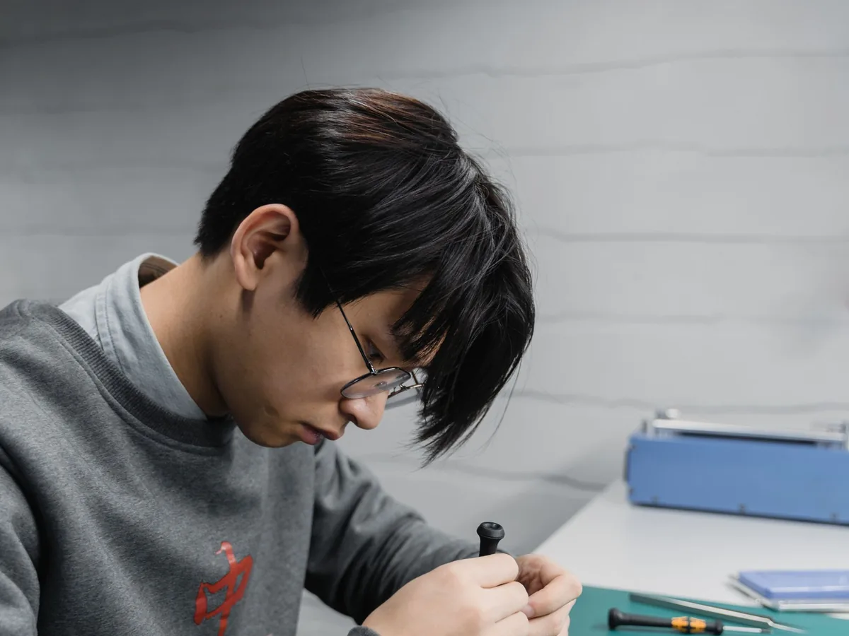 Técnico em manutenção de celular